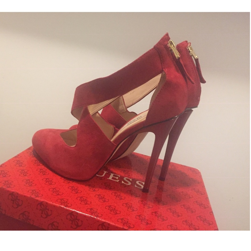 Guess by Marciano Red Leather Sued Heels ♥️